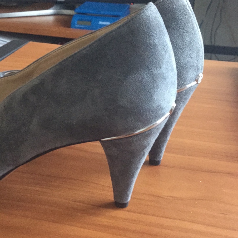 - Michael Kors Lizzy Suede Pointed Toe Classic Pumps - Picture 6 of 12